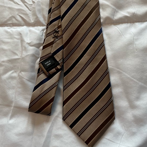 Kenneth Cole tie - Picture 2 of 2